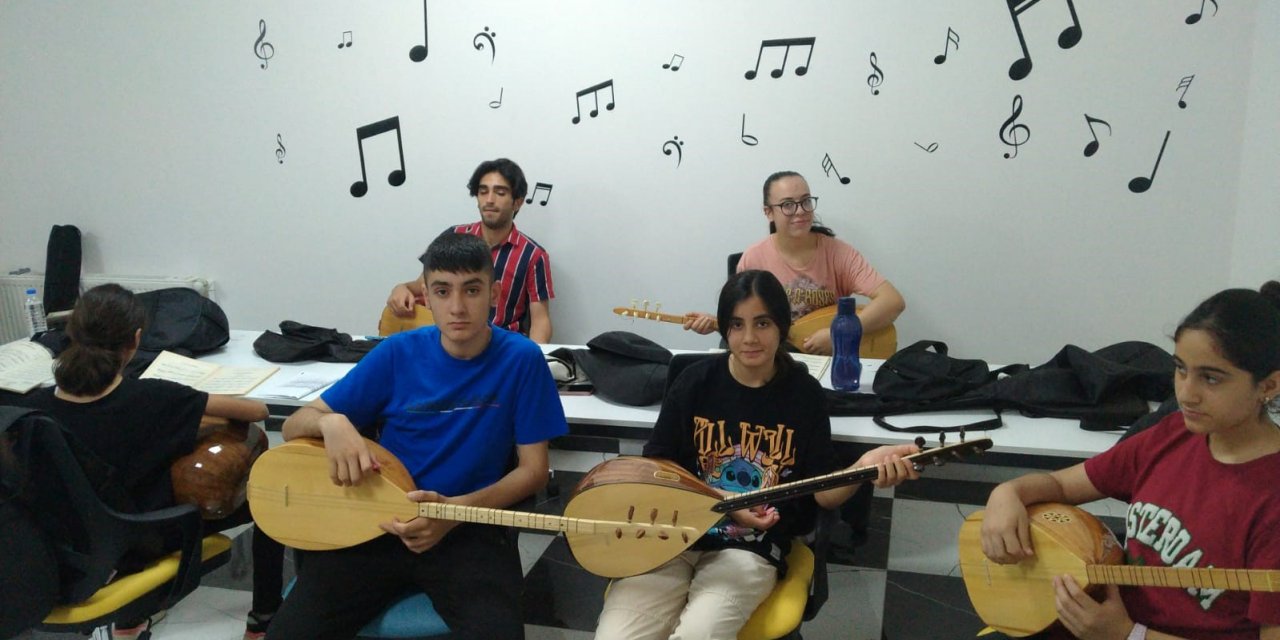 Şehzadeler Belediyesinin ücretsiz bağlama kurslarına yoğun ilgi