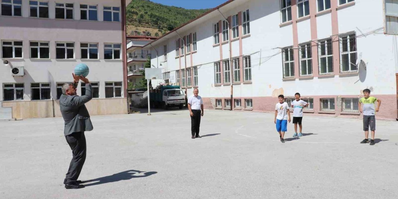 Müdür Sünnetci öğrencilerle basketbol oynadı