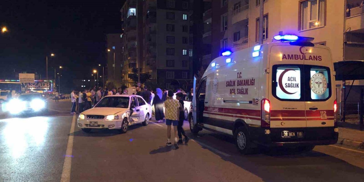 Kazada savrulan otomobil park halindeki 2 otomobile çarptı: 2 yaralı