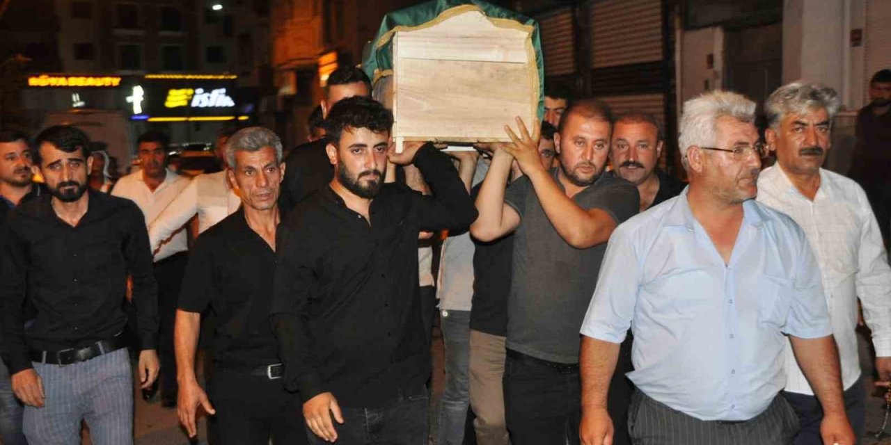 Buz kütlesi altında hayatını kaybeden öğretmenin cenazesi Cizre’de defnedildi