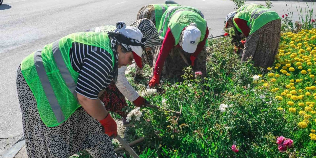 Kütahya Belediyesinden sosyal alanlarda bakım, temizlik çalışması ve çiçek dikimi