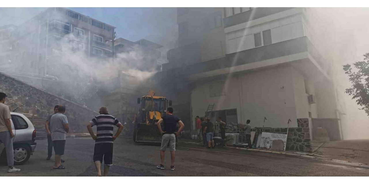 İzmir’de inşaat malzemeleri deposunda yangın