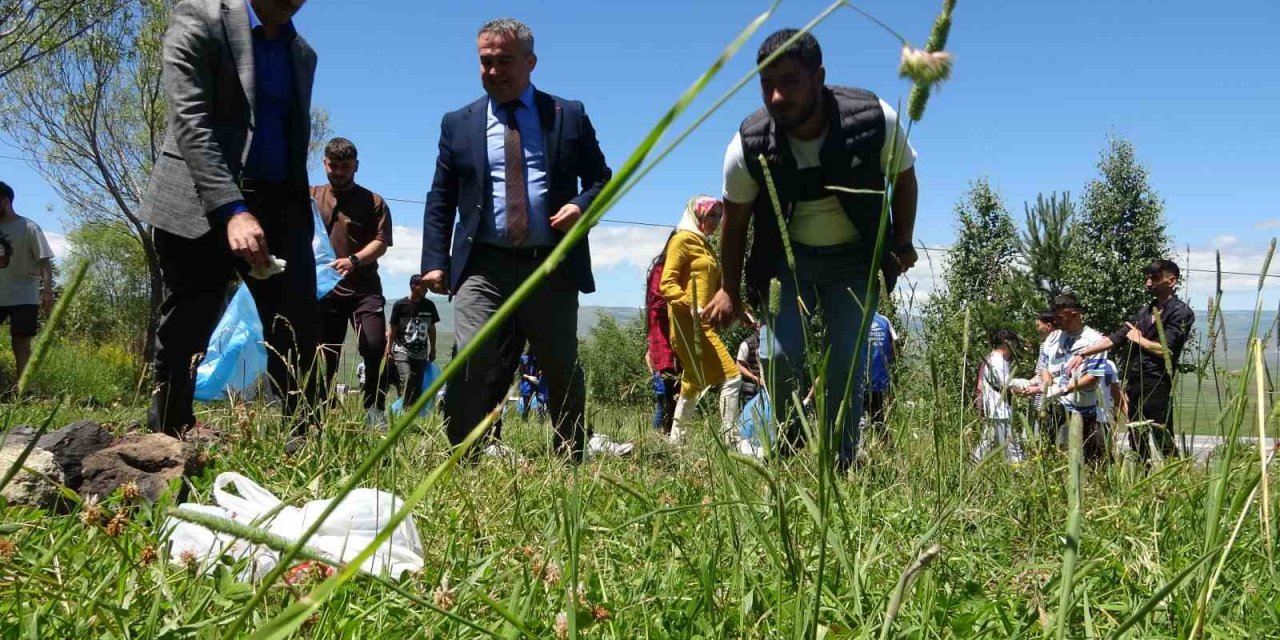 Gençler ormanda çevre temizliği yaptı
