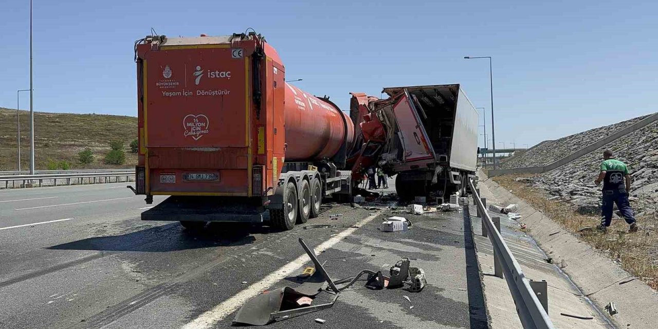 İBB’ye ait İSTAÇ tırı otoyolda kamyonete çarptı : 1 yaralı