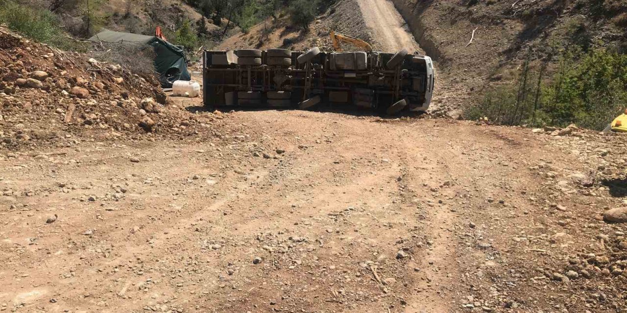 Devrilen tomruk yüklü kamyondan atlayarak kurtuldu