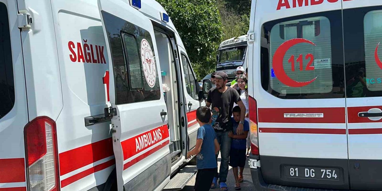 Kamyon ile otomobil çarpıştı: 3’ü çocuk 5 yaralı