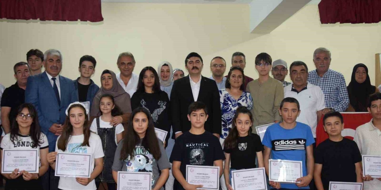 LGS’de başarı gösteren öğrencilere ödül verildi