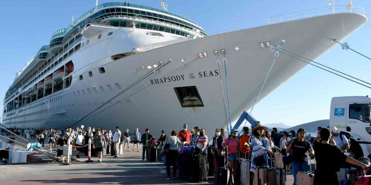 Kuşadası kruvaziyer turizminde rekora koşuyor