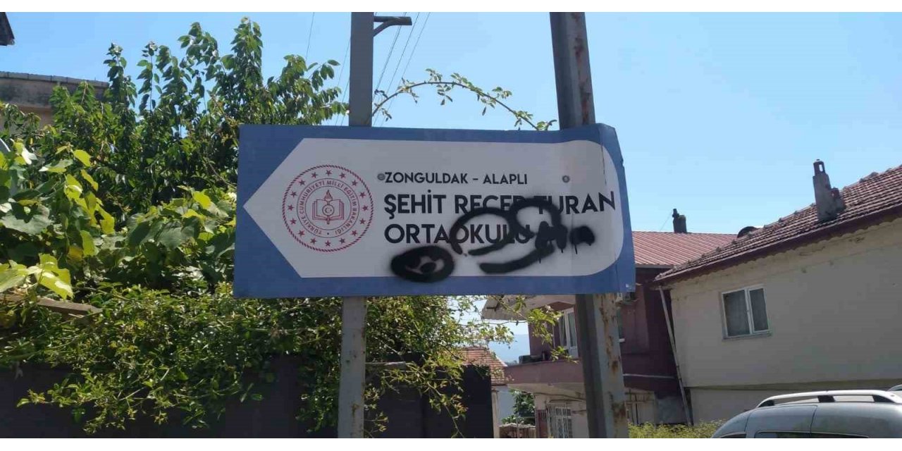 Şehit yön tabelası üzerine sprey boya ile boyadılar