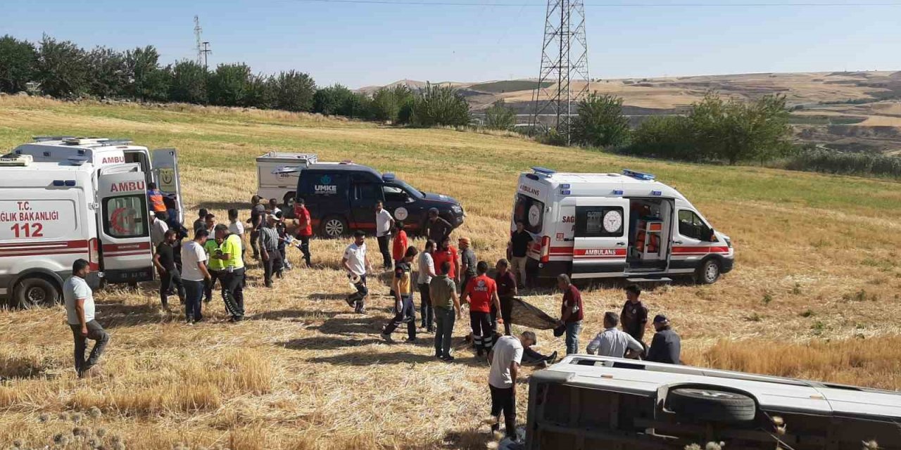 Tekstil işçilerini taşıyan minibüs tarlaya uçtu: 5 yaralı