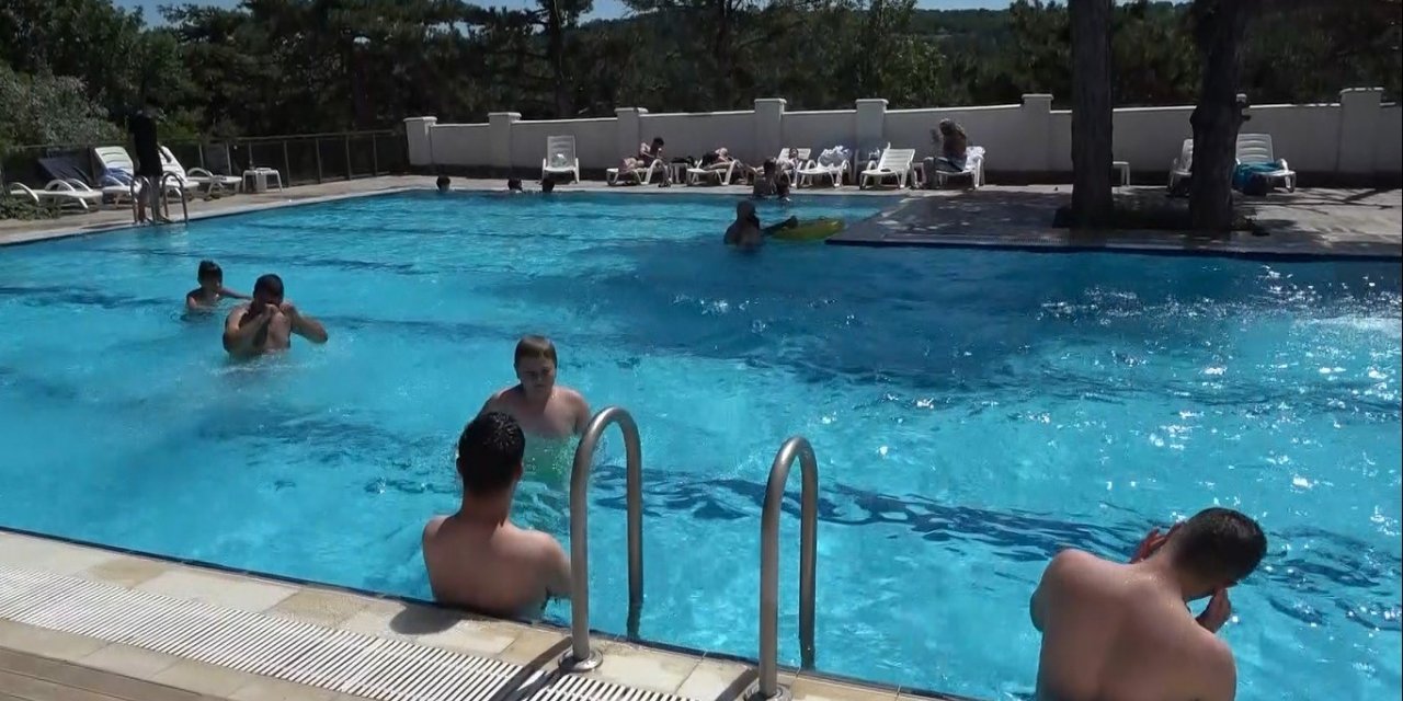 Sıcaktan bunalan vatandaşlar termal havuzlara koşuyor