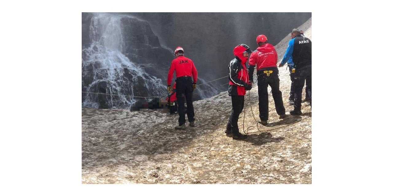 Bakan Yerlikaya: "Cilo Buzulları’nda mahsur kalan 2 kişinin cansız bedenine ulaşıldı, 2 kişi yaralı kurtarıldı"
