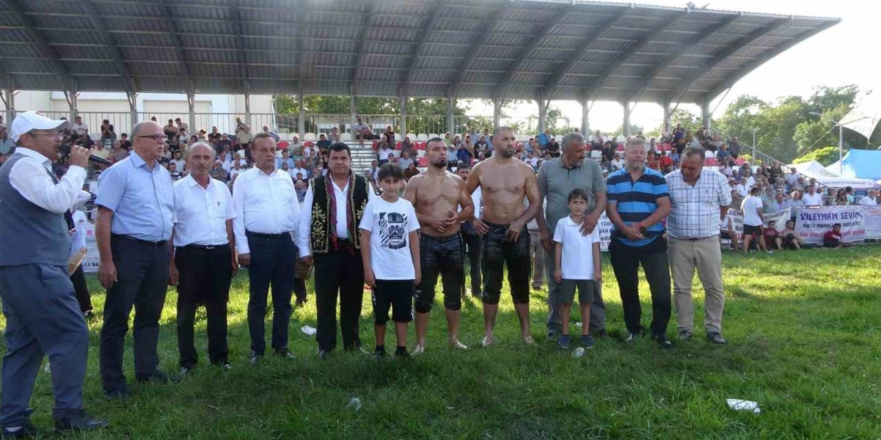 Alaçam güreşlerinde Yusuf Can Zeybek başpehlivan