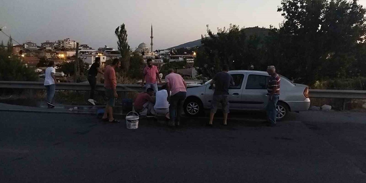 Otomobili kül olmaktan vatandaşlar kurtardı