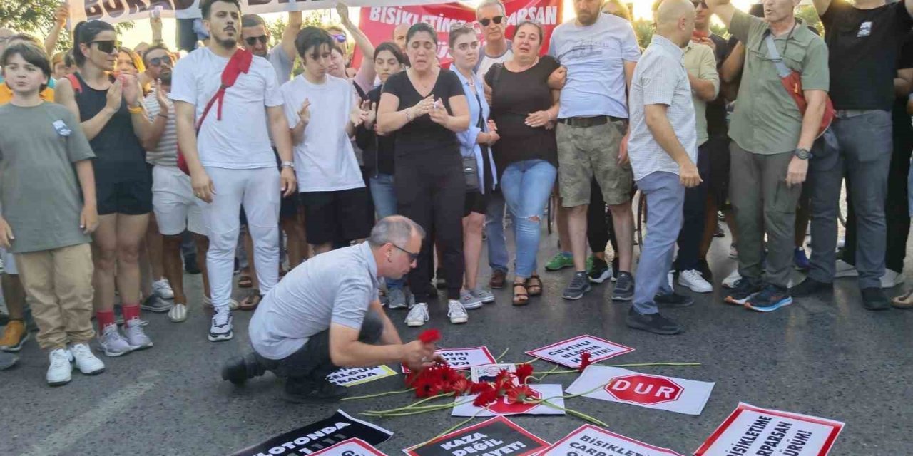 Bisikletliler ölen arkadaşları için bir araya geldi