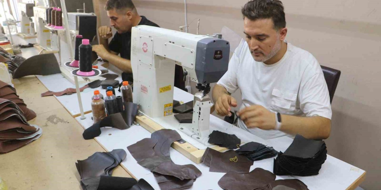 Günlük bin TL’ye usta bulamayan enkaz kentin ayakkabı imalatçıları, üretmek için destek bekliyor