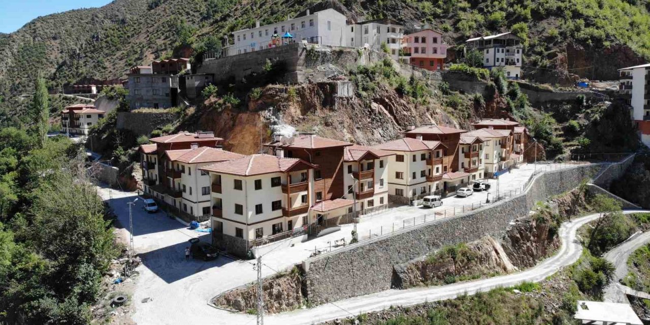 Yangın felaketinin yaşandığı Dereiçi köyü sakinleri yeni evlerine kavuştu