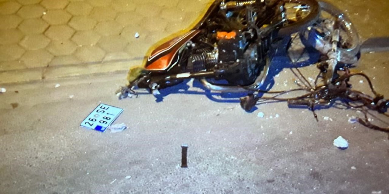 Duvara çarparak ikiye bölünen motosikletin sürücüsü yaralandı