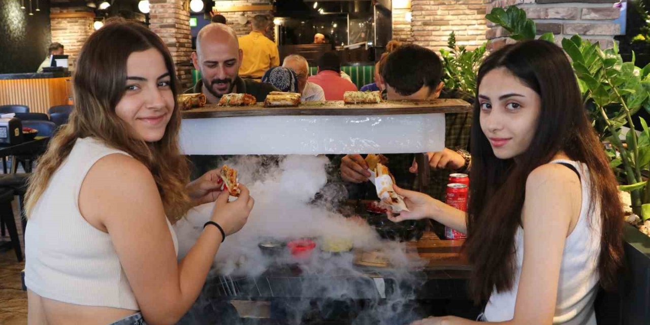Adanalılar sıcaktan ne yapacağını şaşırdı, dönerci de buzlu servis başladı