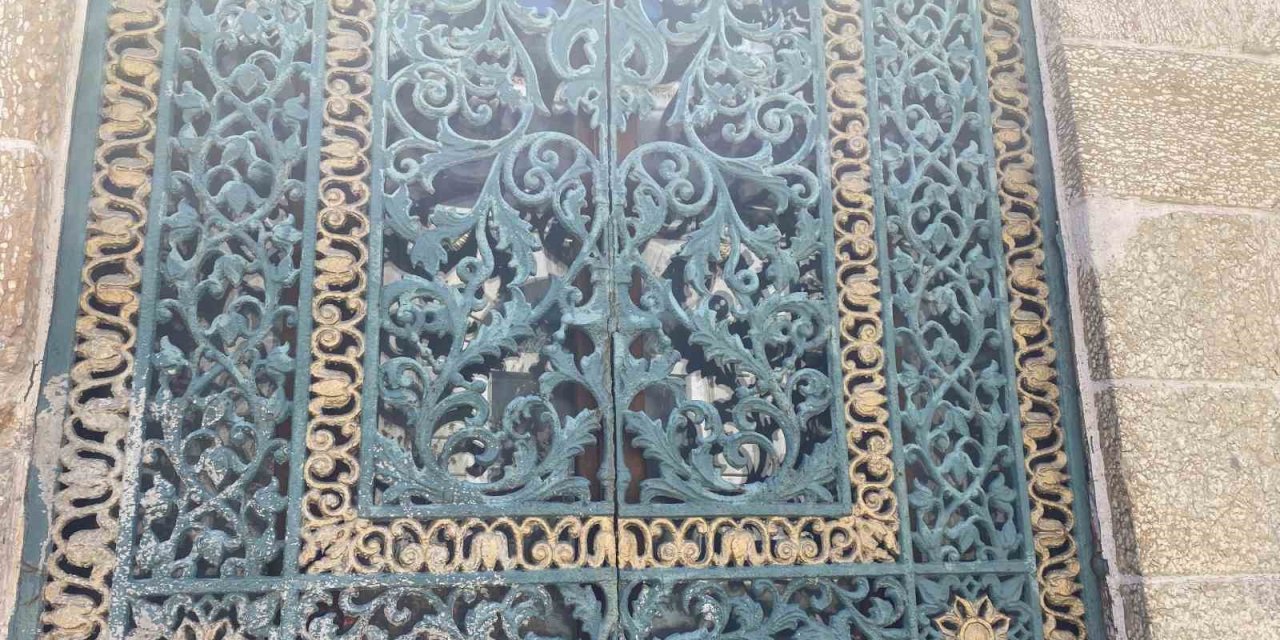 Adile Sultan Türbesi’nin restorasyonu İBB’nin hatalı yol çalışmasına takıldı