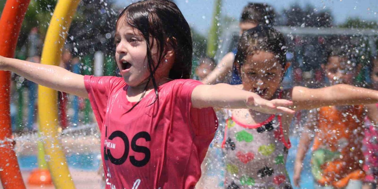 En sulu eğlence...40 derece sıcakta çocuklar hem eğlendi, hem serinledi