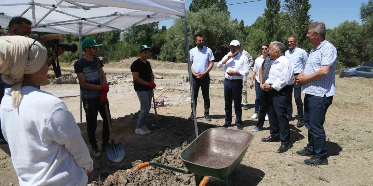 Başkan Büyükkılıç, Keykubadiye Sarayı’ndaki kazı çalışmalarını inceledi