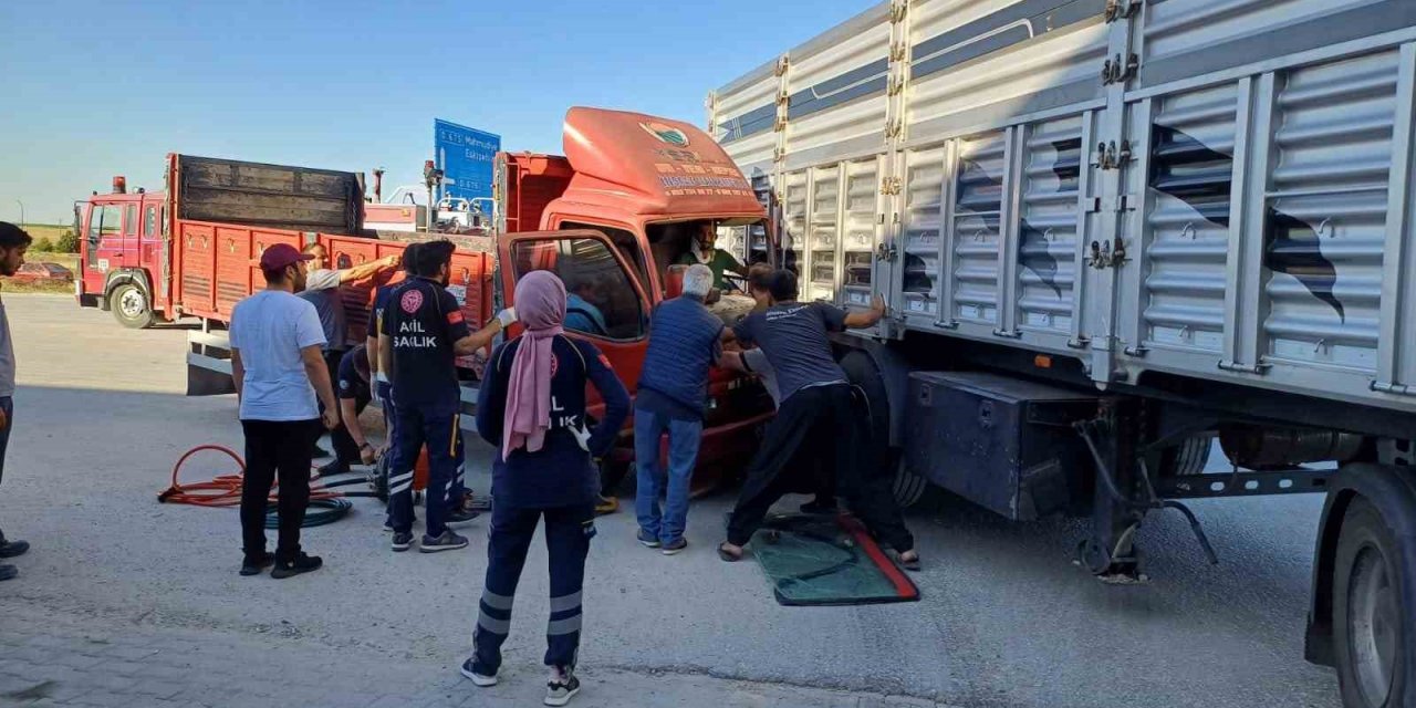 Kamyonetinde sıkışan yaralı sürücü elinde telefonuyla araçtan indi