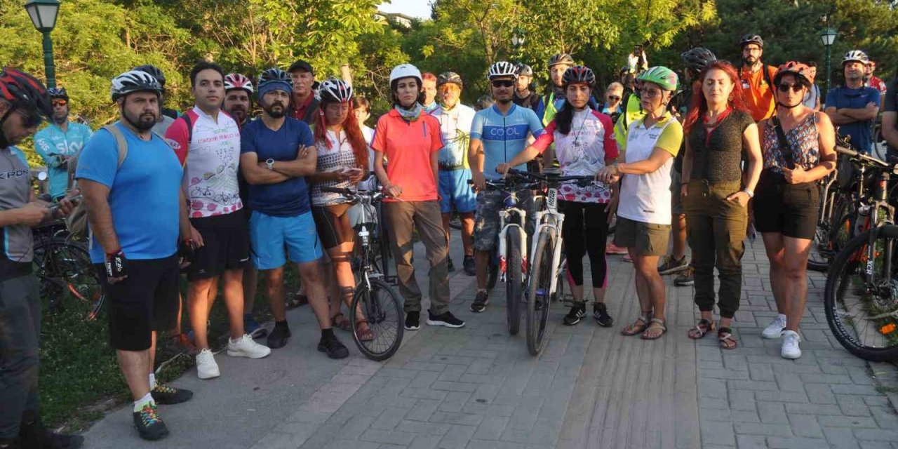 Otomobilin çarpması sonucu hayatını kaybeden bisikletli için Eskişehir’de eylem yapıldı