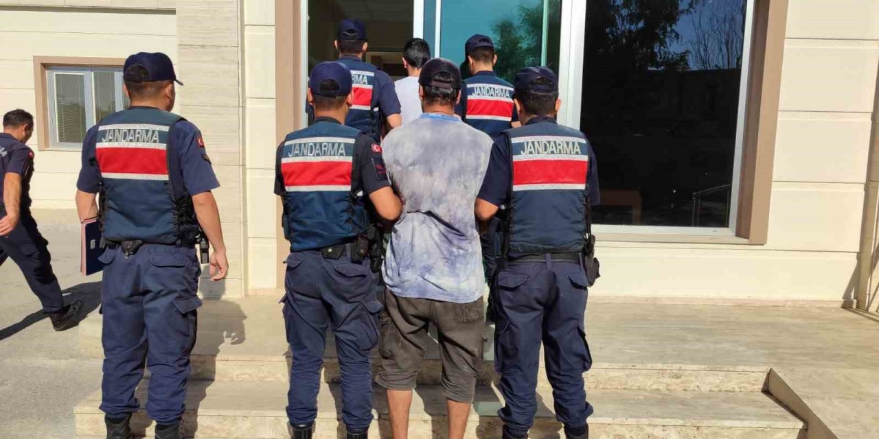 Antalya’da kesinleşmiş hapis cezasıyla aranan 2 firari yakalandı