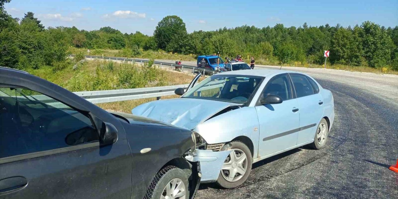 Bilecik’te 2 otomobil kafa kafaya çarpıştı