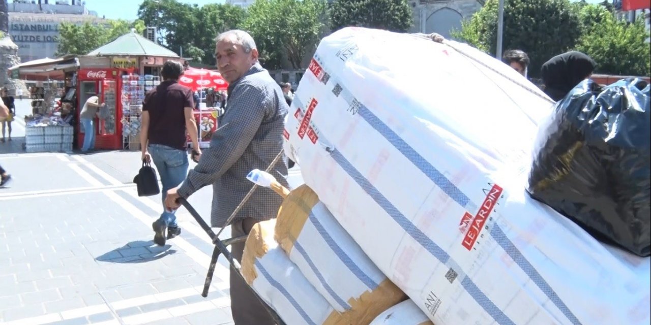 Kavurucu sıcaklar altında 200 kiloluk yük taşıyan hamalların zorlu mesaisi