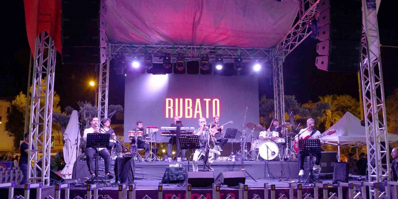 Kuşadalılar Rubato ile Balıkçılar Meydanı’nda keyifli bir gece yaşadı