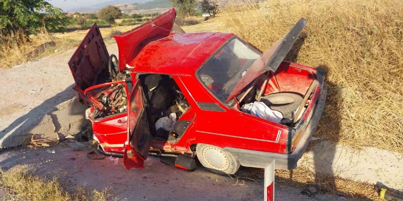 Hurdaya dönen araçta: 2 ölü, 1 yaralı