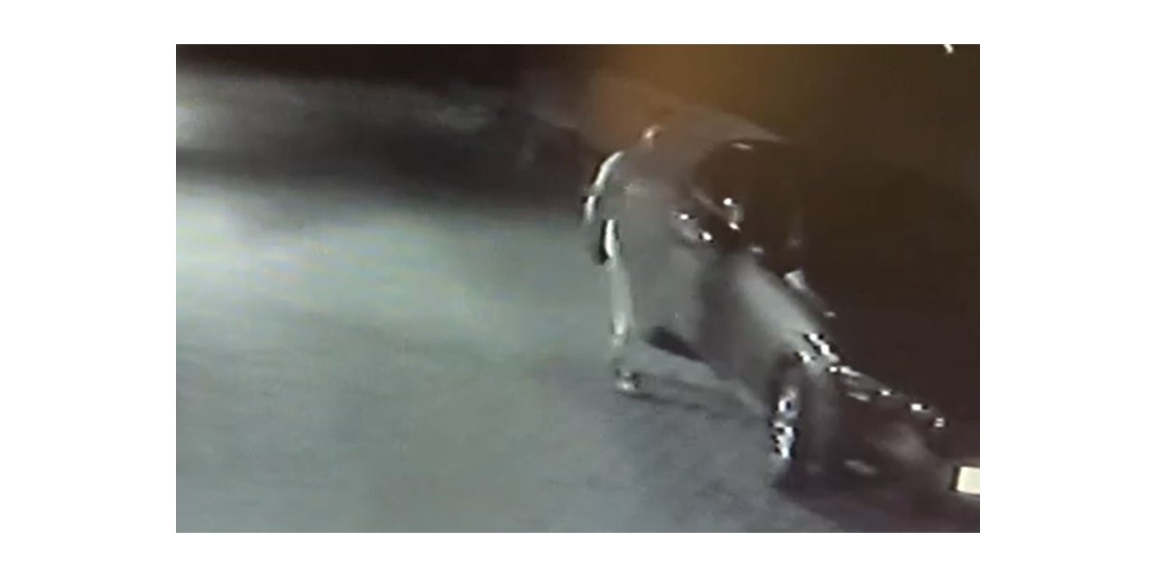 Otelde konaklayan kişinin arabasını çizdi