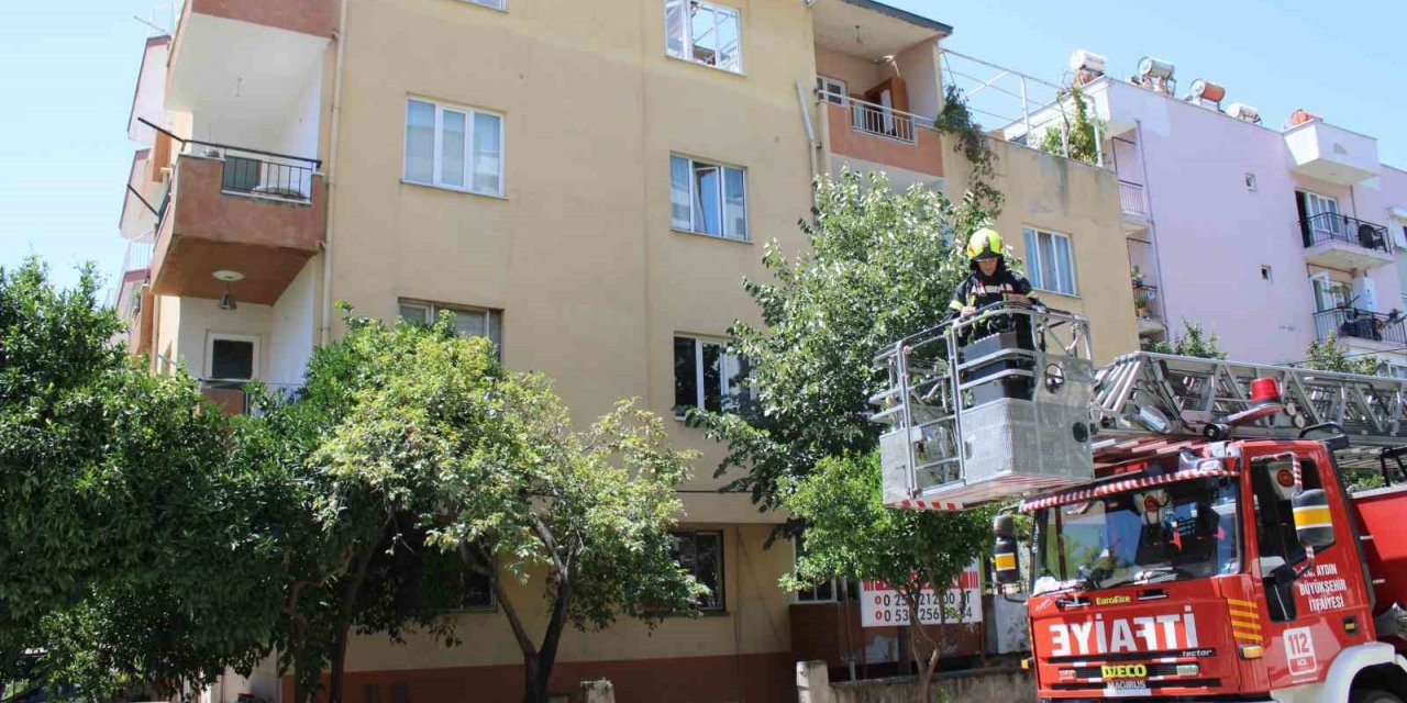Çatıda tutuşan malzemeler, itfaiye ekiplerini harekete geçti