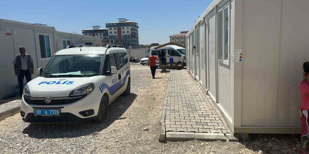 Konteynerde kalan genç ölü bulundu