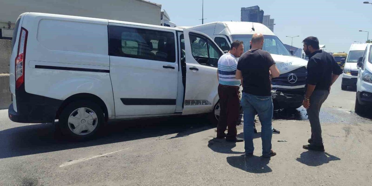 Küçükçekmece’de iki araç kafa kafaya çarpıştı
