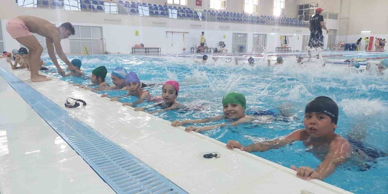 Şehzadeler Belediyesinden çocuklara yüzme kursu