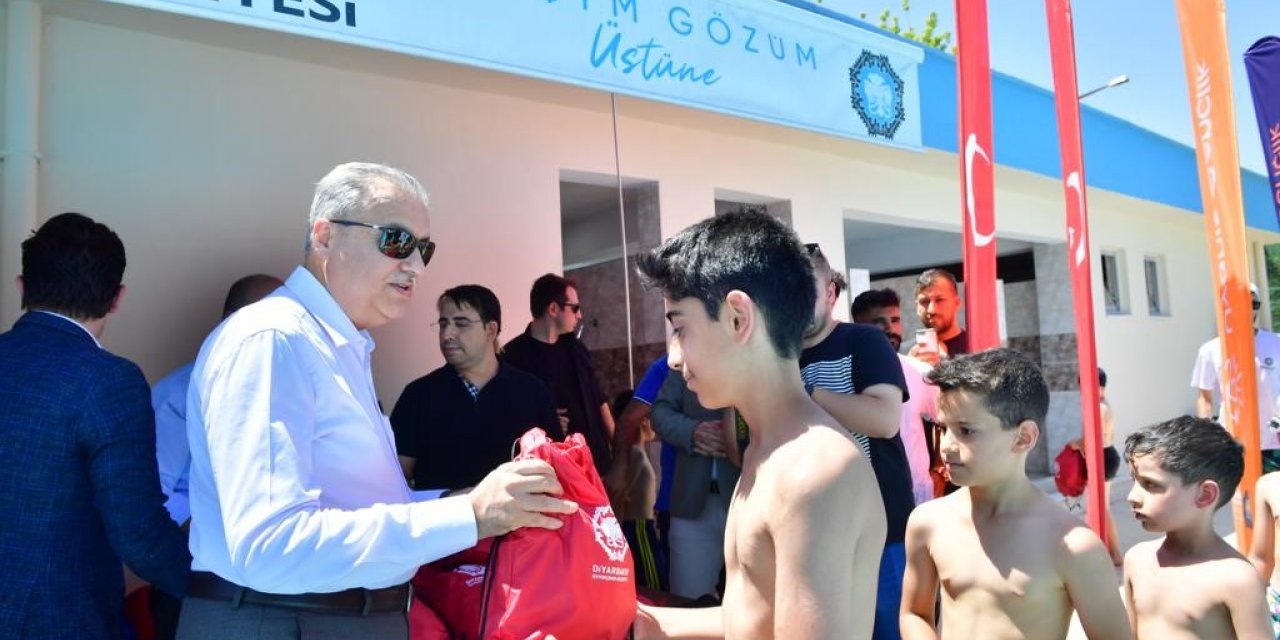 Diyarbakır’da yaz spor kurslarında eğitim gören öğrencilere malzeme desteği