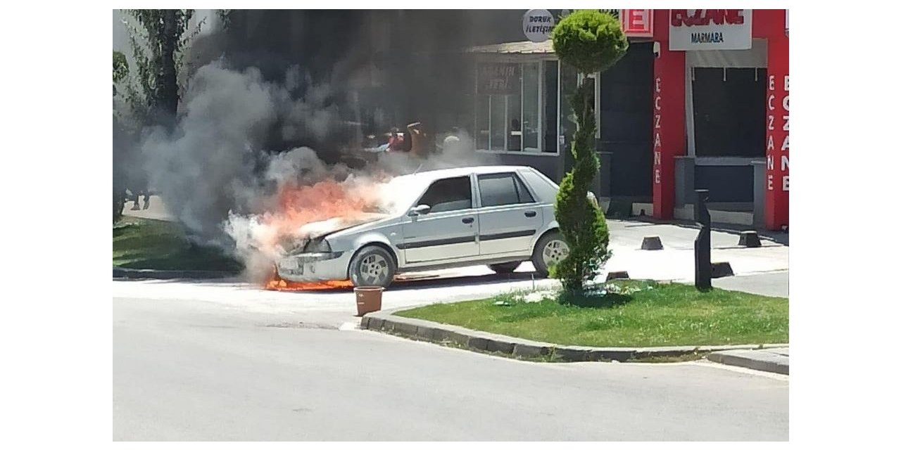 Alev alev yanan otomobilden atlayarak kurtuldu