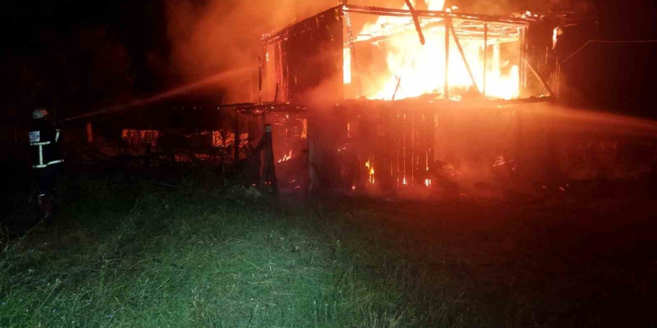 2 katlı ahşap ev küle döndü