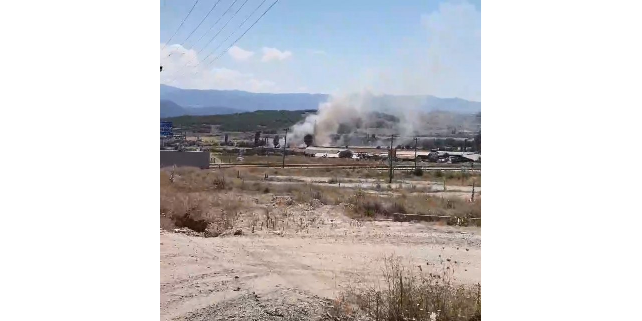 Biçerdöver çalışırken tarlada çıkan yangında 5 dönümlük ekili arazi zarar gördü