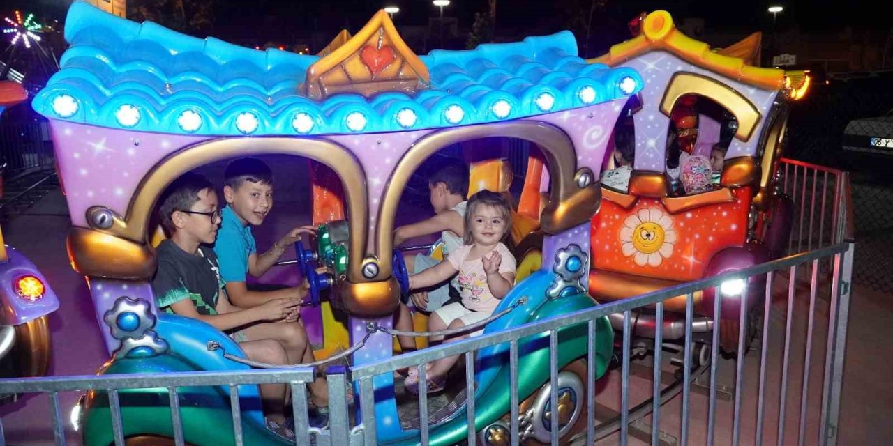 Keçiören’de çocuk lunaparkı eğlendirmeye devam ediyor