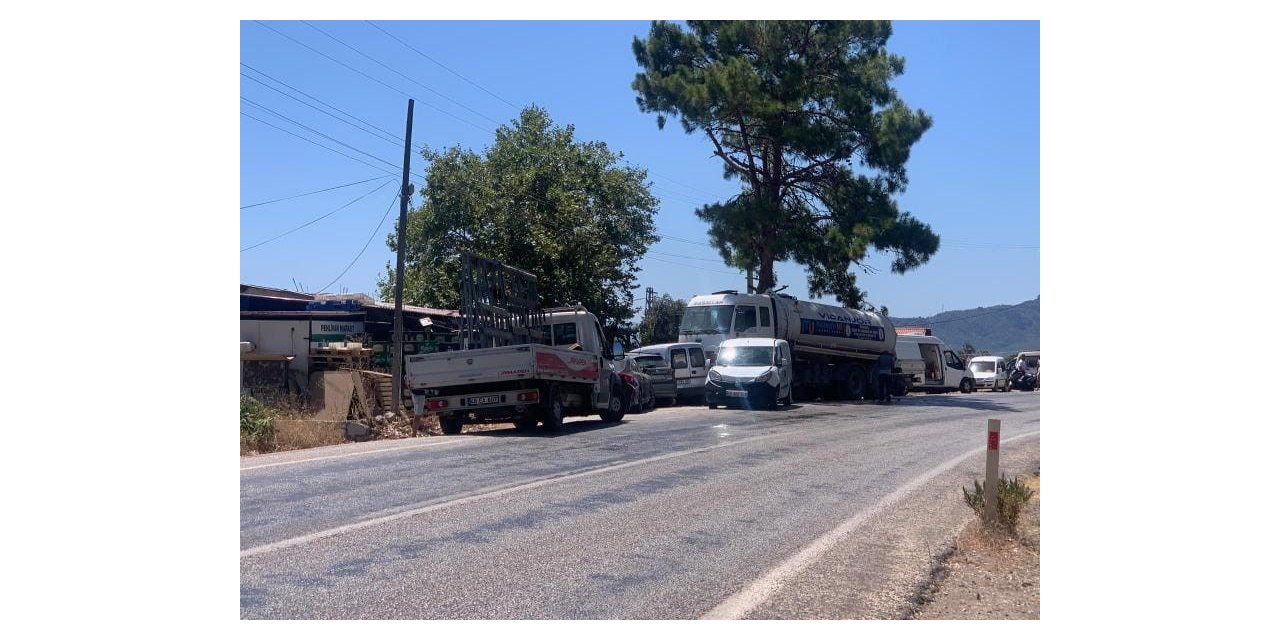 Direksiyon hakimiyeti kaybolan vidanjör, park halindeki 8 araca çarptı