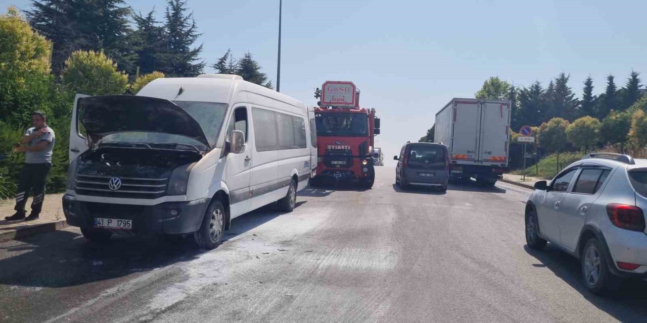 Servis minibüsünde yangın çıktı