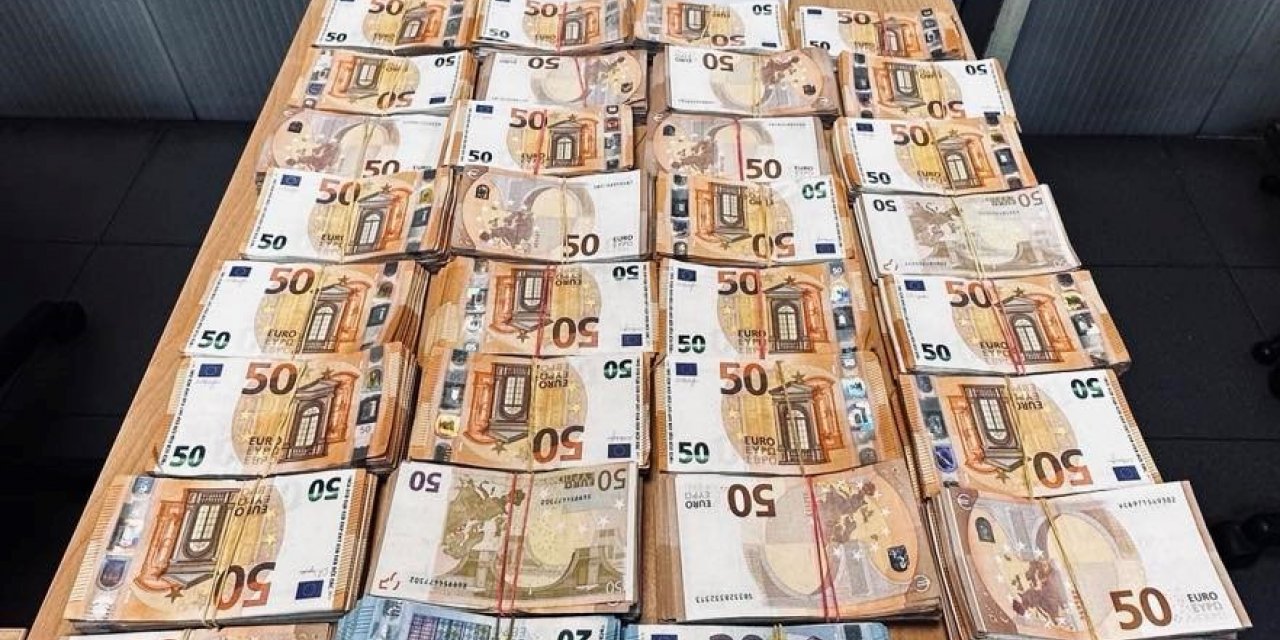 Bulgaristan gümrüğü, Türk plakalı tırlarda yakaladıkları 702 bin Euro ve 39 bin 60 İsviçre frangına el koydu