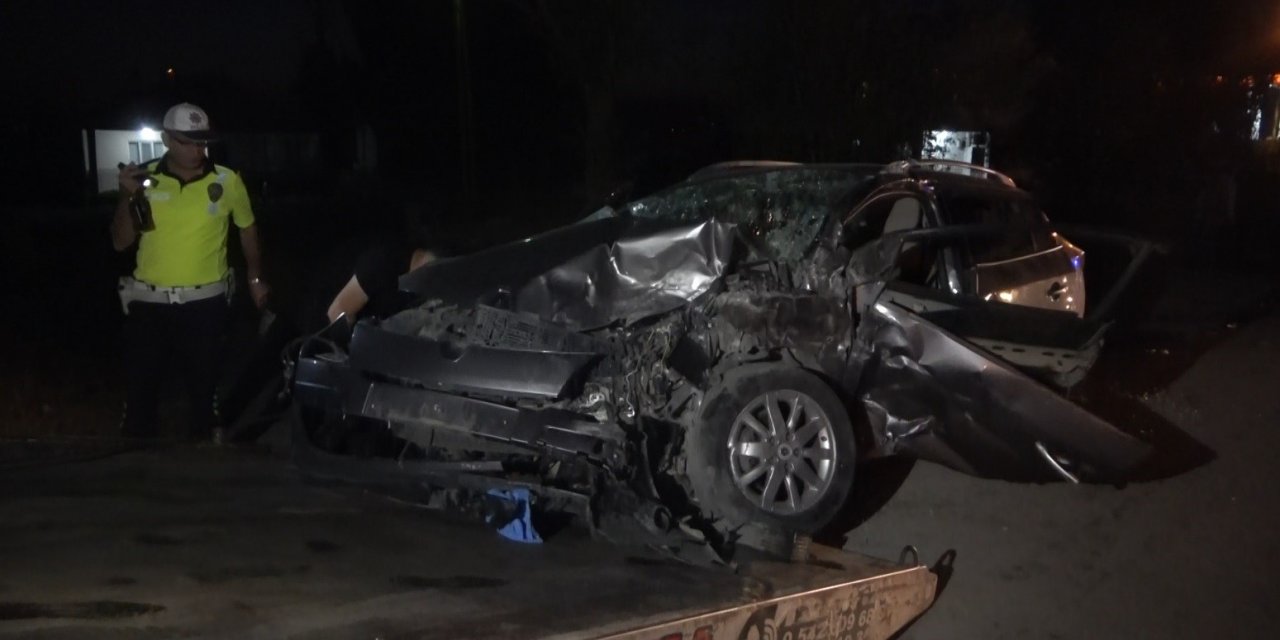 Muş’ta hafif ticari araç ile otomobil çarpıştı: 1’i bebek 8 kişi yaralandı