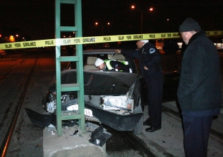 Emanet otomobille kaza yaptı!