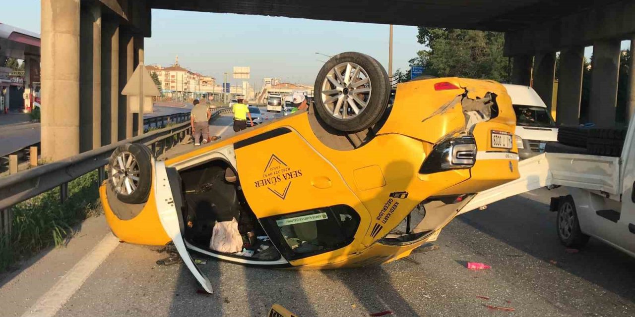 Kamyonetle çarpışan ticari taksi takla attı