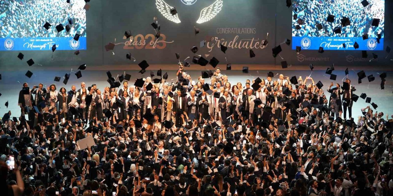İGÜ’lü 10 bin 397 öğrenci mezuniyet keplerini attı